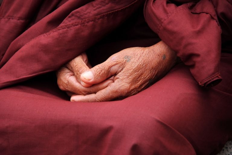 나는 핸드크림을 바르지 않는다I Have No Moisturizer On My Hand or maybe Hands Like the Workman–write by 맹문재 (Maeng, Moonjae)